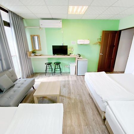 Fengjia Gift Box Homestay Taichung Exterior photo